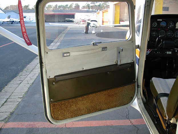 Cessna C 172 vor der Restaurierung Tuer links