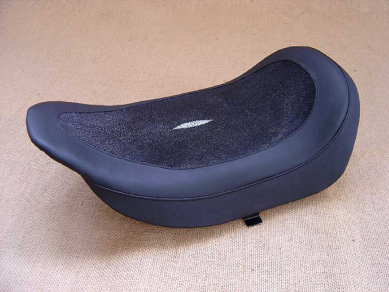 HARLEY - DAVIDSON Softail Classic Sitzbank mit Perlrochen