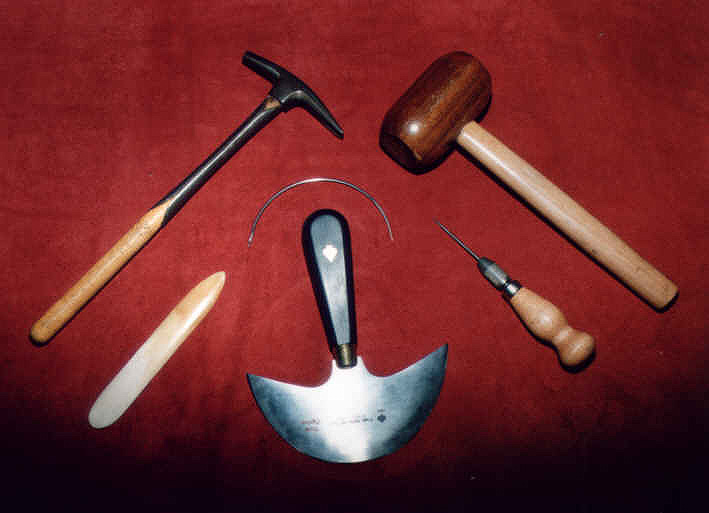 Sattlerwerkzeuge : Halbmond, Falzbein, Ahle, Rundnadel, Polsterhammer